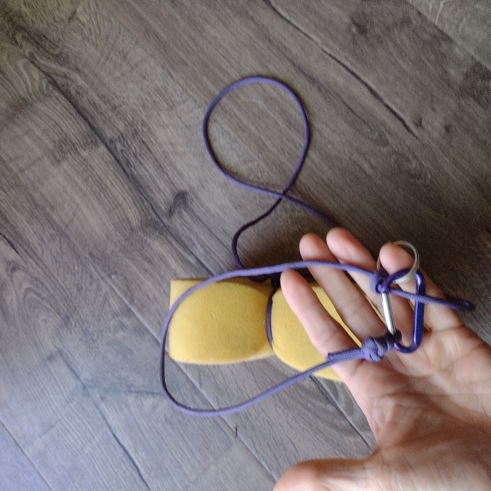 Endurance sponge with leash, purple carabineer